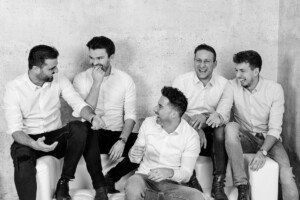 Professionelle Freunde und JGA-Fotoshooting in München – natürliche Gruppenfotos, Freundinnenbilder und Junggesellenabschied Shootings im Studio und Outdoor.