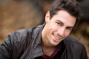 Professionelles Männer Fotoshooting in München – ausdrucksstarkes Männerportrait für Sedcard, Dating oder persönliche Erinnerungen von Melissa Bungartz Fotografie