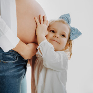 Professionelles Babybauch Fotoshooting in München – natürliche Schwangerschaftsfotos, liebevolle Babybauchbilder und authentische Schwangerschaft Shootings im Studio und Outdoor.