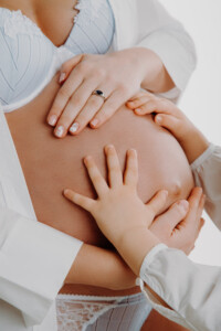 Professionelles Babybauch Fotoshooting in München – natürliche Schwangerschaftsfotos, liebevolle Babybauchbilder und authentische Schwangerschaft Shootings im Studio und Outdoor.