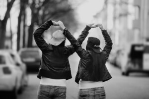 Professionelle Freunde und JGA-Fotoshooting in München – natürliche Gruppenfotos, Freundinnenbilder und Junggesellenabschied Shootings im Studio und Outdoor.