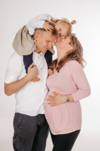 Professionelles Babybauch Fotoshooting in München – natürliche Schwangerschaftsfotos, liebevolle Babybauchbilder und authentische Schwangerschaft Shootings im Studio und Outdoor.