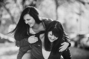 Professionelle Freunde und JGA-Fotoshooting in München – natürliche Gruppenfotos, Freundinnenbilder und Junggesellenabschied Shootings im Studio und Outdoor.