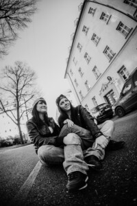 Professionelle Freunde und JGA-Fotoshooting in München – natürliche Gruppenfotos, Freundinnenbilder und Junggesellenabschied Shootings im Studio und Outdoor.