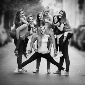 Professionelle Freunde und JGA-Fotoshooting in München – natürliche Gruppenfotos, Freundinnenbilder und Junggesellenabschied Shootings im Studio und Outdoor.