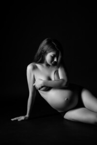 Professionelles Babybauch Fotoshooting in München – natürliche Schwangerschaftsfotos, liebevolle Babybauchbilder und authentische Schwangerschaft Shootings im Studio und Outdoor.