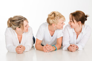 Professionelle Freunde und JGA-Fotoshooting in München – natürliche Gruppenfotos, Freundinnenbilder und Junggesellenabschied Shootings im Studio und Outdoor.