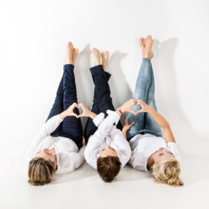 Professionelle Freunde und JGA-Fotoshooting in München – natürliche Gruppenfotos, Freundinnenbilder und Junggesellenabschied Shootings im Studio und Outdoor.