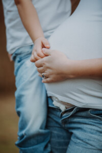 Professionelles Babybauch Fotoshooting in München – natürliche Schwangerschaftsfotos, liebevolle Babybauchbilder und authentische Schwangerschaft Shootings im Studio und Outdoor.