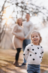 Professionelles Babybauch Fotoshooting in München – natürliche Schwangerschaftsfotos, liebevolle Babybauchbilder und authentische Schwangerschaft Shootings im Studio und Outdoor.