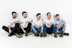 Professionelle Freunde und JGA-Fotoshooting in München – natürliche Gruppenfotos, Freundinnenbilder und Junggesellenabschied Shootings im Studio und Outdoor.