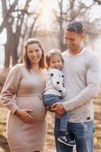 Professionelles Babybauch Fotoshooting in München – natürliche Schwangerschaftsfotos, liebevolle Babybauchbilder und authentische Schwangerschaft Shootings im Studio und Outdoor.