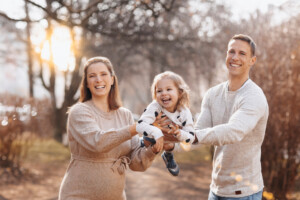 Professionelles Babybauch Fotoshooting in München – natürliche Schwangerschaftsfotos, liebevolle Babybauchbilder und authentische Schwangerschaft Shootings im Studio und Outdoor.