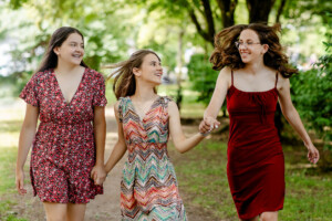 Professionelle Freunde und JGA-Fotoshooting in München – natürliche Gruppenfotos, Freundinnenbilder und Junggesellenabschied Shootings im Studio und Outdoor.