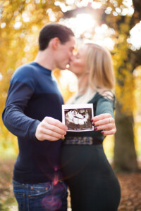 Professionelles Babybauch Fotoshooting in München – natürliche Schwangerschaftsfotos, liebevolle Babybauchbilder und authentische Schwangerschaft Shootings im Studio und Outdoor.