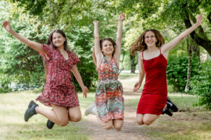 Professionelle Freunde und JGA-Fotoshooting in München – natürliche Gruppenfotos, Freundinnenbilder und Junggesellenabschied Shootings im Studio und Outdoor.