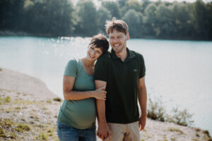 Professionelles Babybauch Fotoshooting in München – natürliche Schwangerschaftsfotos, liebevolle Babybauchbilder und authentische Schwangerschaft Shootings im Studio und Outdoor.