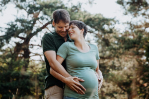 Professionelles Babybauch Fotoshooting in München – natürliche Schwangerschaftsfotos, liebevolle Babybauchbilder und authentische Schwangerschaft Shootings im Studio und Outdoor.