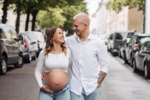 Professionelles Babybauch Fotoshooting in München – natürliche Schwangerschaftsfotos, liebevolle Babybauchbilder und authentische Schwangerschaft Shootings im Studio und Outdoor.