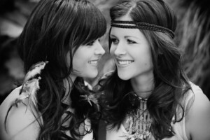 Professionelle Freunde und JGA-Fotoshooting in München – natürliche Gruppenfotos, Freundinnenbilder und Junggesellenabschied Shootings im Studio und Outdoor.