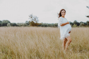 Professionelles Babybauch Fotoshooting in München – natürliche Schwangerschaftsfotos, liebevolle Babybauchbilder und authentische Schwangerschaft Shootings im Studio und Outdoor.