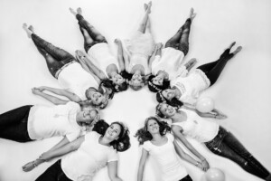 Professionelle Freunde und JGA-Fotoshooting in München – natürliche Gruppenfotos, Freundinnenbilder und Junggesellenabschied Shootings im Studio und Outdoor.