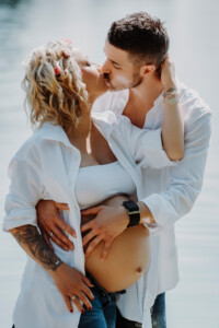 Professionelles Babybauch Fotoshooting in München – natürliche Schwangerschaftsfotos, liebevolle Babybauchbilder und authentische Schwangerschaft Shootings im Studio und Outdoor.