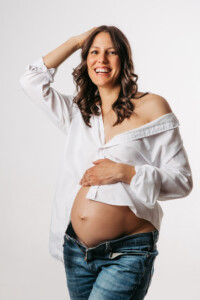 Professionelles Babybauch Fotoshooting in München – natürliche Schwangerschaftsfotos, liebevolle Babybauchbilder und authentische Schwangerschaft Shootings im Studio und Outdoor.