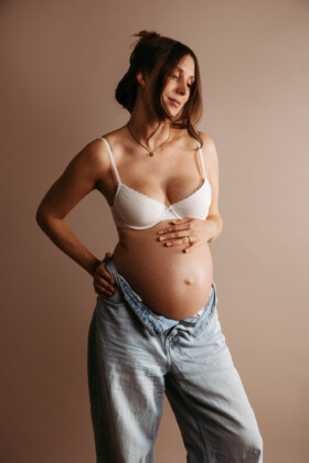 Professionelles Babybauch Fotoshooting in München – natürliche Schwangerschaftsfotos, liebevolle Babybauchbilder und authentische Schwangerschaft Shootings im Studio und Outdoor.