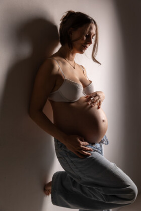 Professionelles Babybauch Fotoshooting in München – natürliche Schwangerschaftsfotos, liebevolle Babybauchbilder und authentische Schwangerschaft Shootings im Studio und Outdoor.