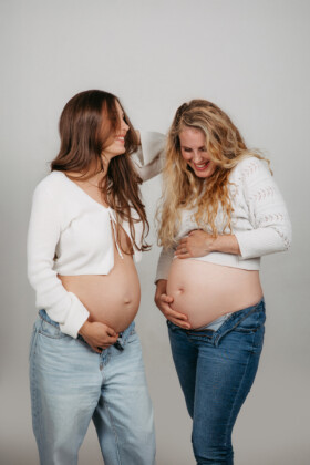 Professionelles Babybauch Fotoshooting in München – natürliche Schwangerschaftsfotos, liebevolle Babybauchbilder und authentische Schwangerschaft Shootings im Studio und Outdoor.
