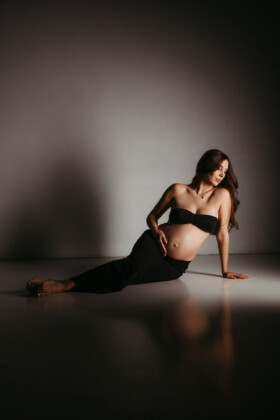 Professionelles Babybauch Fotoshooting in München – natürliche Schwangerschaftsfotos, liebevolle Babybauchbilder und authentische Schwangerschaft Shootings im Studio und Outdoor.
