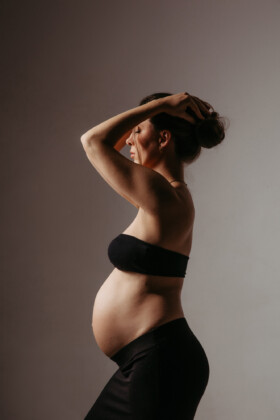 Professionelles Babybauch Fotoshooting in München – natürliche Schwangerschaftsfotos, liebevolle Babybauchbilder und authentische Schwangerschaft Shootings im Studio und Outdoor.
