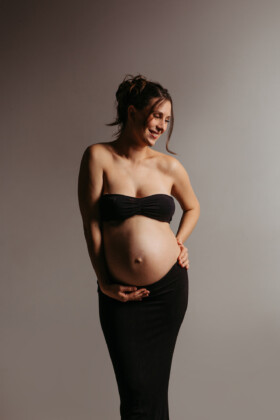 Professionelles Babybauch Fotoshooting in München – natürliche Schwangerschaftsfotos, liebevolle Babybauchbilder und authentische Schwangerschaft Shootings im Studio und Outdoor.