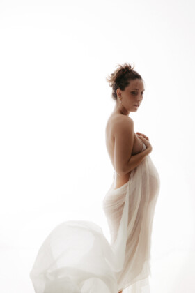 Professionelles Babybauch Fotoshooting in München – natürliche Schwangerschaftsfotos, liebevolle Babybauchbilder und authentische Schwangerschaft Shootings im Studio und Outdoor.